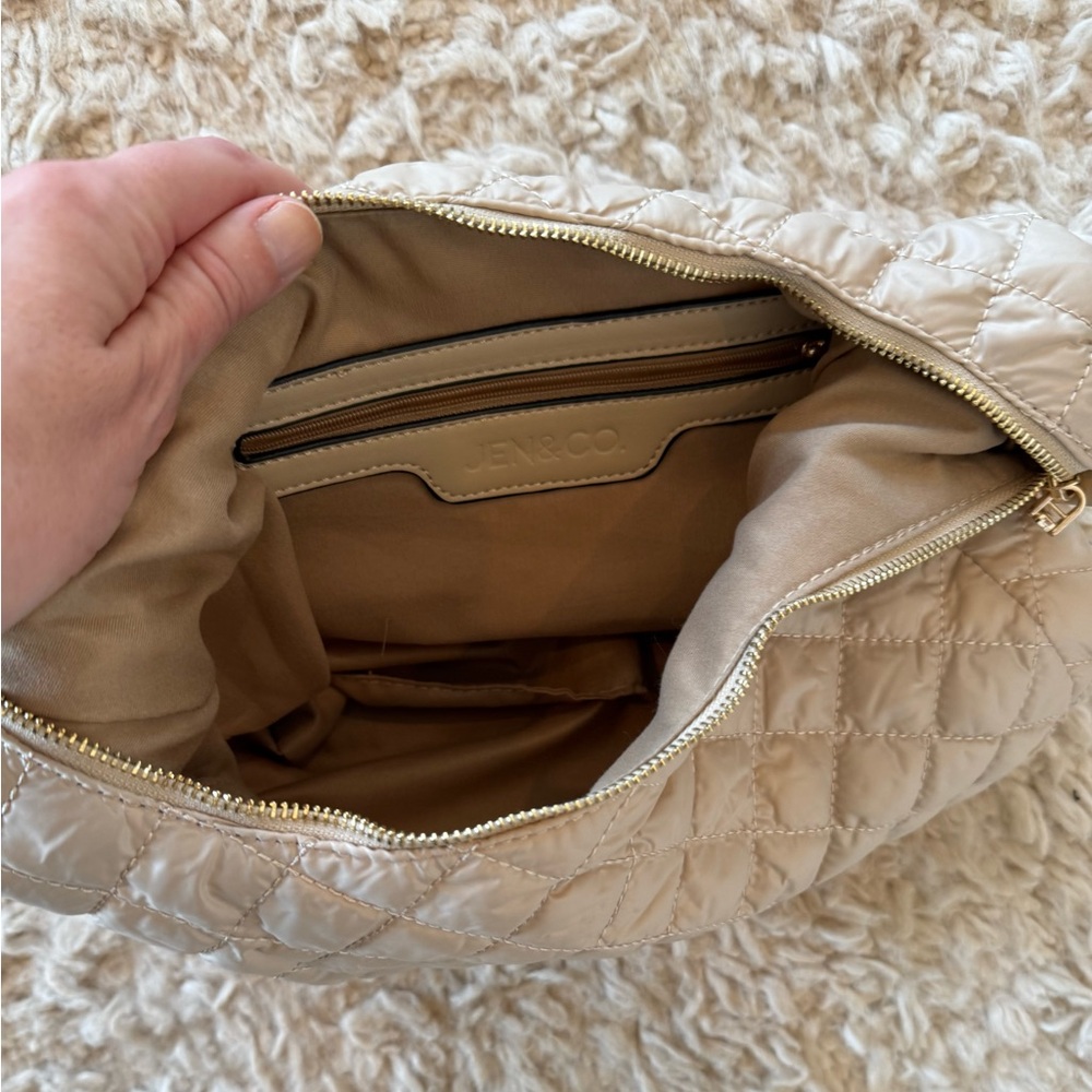 NWOT Jen & Co tan quilted bag with gold chair strap - Picture 4 of 6